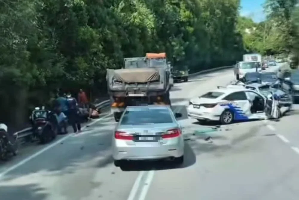 Tangkap layar rakaman video tular memaparkan insiden membabitkan sebuah kereta dan kenderaan polis di Jalan Ipoh-Lumut berhampiran Puncak Jelapang pada Selasa.