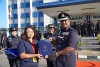 Asyikin Asmin antara lapan petugas media yang menerima sijil penghargaan daripada IPD Kota Kinabalu pada Isnin. 
