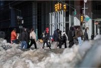 Orang ramai berjalan dalam cuaca sejuk melampau di New York City. - AFP