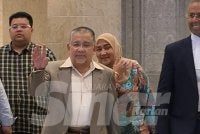 Mohd Isa (tengah) yang memakai kot berwarna kelabu, hadir ke Mahkamah Persekutuan Putrajaya pada Selasa bagi keputusan rayuan pendakwaan berhubung kes rasuah yang dihadapinya.