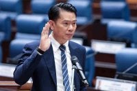 Mohd Ismail mengangkat sumpah Ahli Dewan Undangan Negeri (ADUN) Sabah hari ini. Foto Bernama