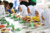 Murid dapat menikmati makanan berkhasiat bersama MILO sebelum masuk ke kelas.