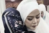 Nurul Hazwani tidak dapat menahan kesedihan apabila kehilangan ibu di hari pernikahannya.