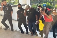 Kedua-dua tertuduh diiringi anggota polis untuk didakwa di Mahkamah Sesyen Alor Setar pada Selasa.
