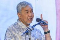 Timbalan Perdana Menteri, Datuk Seri Dr Ahmad Zahid Hamidi berucap pada sesi penggulungan Pemukiman Kementerian Kemajuan Desa dan Wilayah (KKDW) dan Syarikat Milikan Agensi di sebuah hotel hari ini. Foto Bernama 