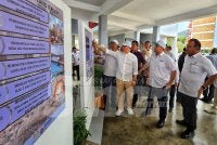 Kor Ming pada Majlis Sentuhan Kasih KPKT sempena Lawatan Ke Rumah Pangsa Alor Akar di sini pada Selasa.