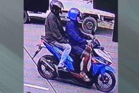 Tangkap layar video CCTV dua suspek melarikan diri dengan menunggang motosikal