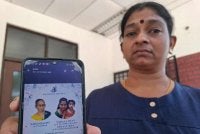 Puspalatha menunjukkan gambar kenangan tiga sekeluarga yang maut dalam kemalangan di Kampung Batu 1, Jalan Tanjung Tualang, Batu Gajah pada Isnin.