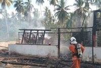 Anggota dari BBP Hutan Melintang memadamkan kebakaran melibatkan tiga bilik di SK Selekoh, pada Selasa.