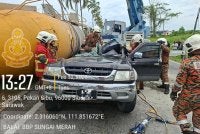 Mangsa dilaporkan tersepit di tempat duduk pemandu dan pihak bomba mendapatkan bantuan dua kren untuk mengalihkan lori simen tersebut. Foto IPD Sibu