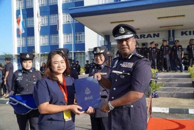 Asyikin Asmin antara lapan petugas media yang menerima sijil penghargaan daripada IPD Kota Kinabalu pada Isnin. 