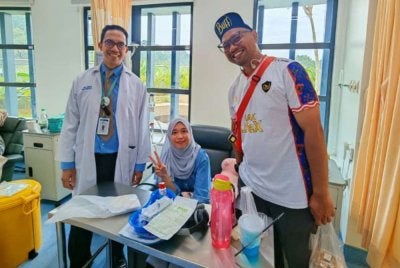 Mohd Nadzim bersama isterinya, Sharifah Shafiah yang mendapatkan rawatan di sebuah hospital.