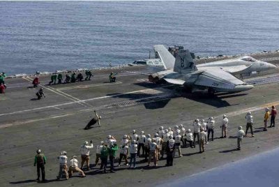 Perunding utama AS memerhati operasi penerbangan di atas dek kapal induk USS Abraham Lincoln di Laut Arab sebagai isyarat ancaman tindakan ketenteraan AS terhadap Iran. Foto: AFP