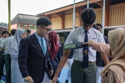 Pemilihan pengawas sekolah wajar dibuat sebelum sesi baharu persekolahan bermula bagi memudahkan persiapan ibu bapa. Gambar hiasan