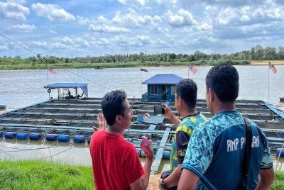 Lokasi dipercayai mangsa terjatuh di Sungai Pahang selepas dikatakan diserang sawan. Foto Polis Pekan.
