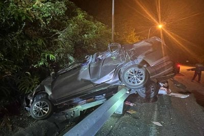 Keadaan kereta dinaiki terlibat kemalangan. Foto JBPM Perak