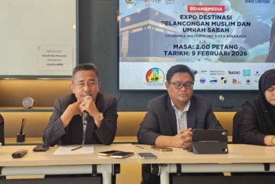 Awang Suhaimi (kiri) bersama Nor Azmi dalam sidang akhbar Expo Destinasi Pelancongan Muslim dan Umrah Sabah di Kota Kinabalu.