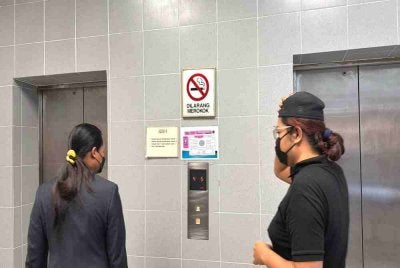 Tertuduh (kanan) ketika dihadapkan di Mahkamah Tinggi Syariah Terengganu di Kuala Terengganu pada Selasa atas dakwaan berpakaian dan berlagak seperti wanita di sebuah pusat beli-belah, pada Mei tahun lalu.