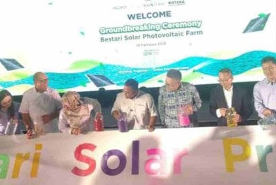 Amirudin (tengah) semasa Perasmian Pecah Tanah Projek Ladang Solar Berskala Besar (LSS5), pada Selasa.