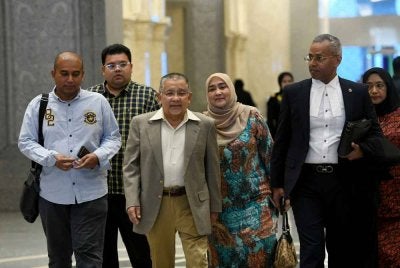 Bekas Pengerusi Felda, Tan Sri Mohd Isa Abdul Samad (tiga dari kiri) akan menjalani hukuman penjara enam tahun selepas Mahkamah Persekutuan mengembalikan sabitan dan hukuman atas pertuduhan rasuah terhadapnya melibatkan RM3.09 juta. - Foto Bernama 