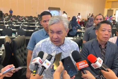 Ahmad Zahid ketika ditemui pemberita selepas menghadiri Majlis Penggulungan Pemukiman Kementerian Kemajuan Desa dan Wilayah (KKDW) serta Syarikat Milikan Agensi Tahun 2026 pada Selasa.