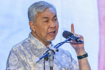 Ahmad Zahid berucap pada sesi penggulungan Pemukiman Kementerian Kemajuan Desa dan Wilayah (KKDW) dan Syarikat Milikan Agensi di Kuala Nerus hari ini. Foto Bernama