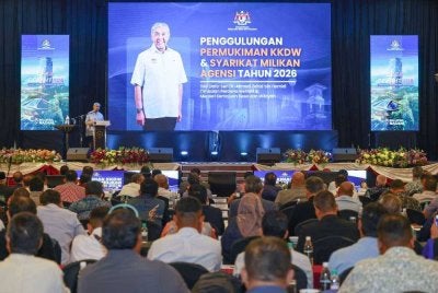 Timbalan Perdana Menteri, Datuk Seri Dr Ahmad Zahid Hamidi berucap pada sesi penggulungan Pemukiman Kementerian Kemajuan Desa dan Wilayah (KKDW) dan Syarikat Milikan Agensi di sebuah hotel, hari ini. Foto Bernama

