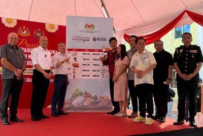 Armizan (dua dari kiri) merasmikan gimik perasmian SHMMP Tahun Baharu Cina pada Selasa.