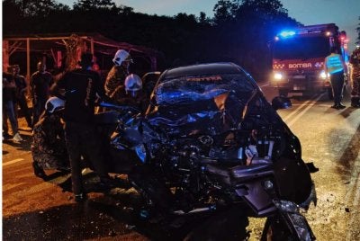 Keadaan kereta Perodua Bezz selepas terlibat kemalangan dengan sebuah lori di KM65 Jalan Sungai Rengit–Kota Tinggi yang mengorbankan seorang ibu dan bayi berusia tiga bulan. - Foto IPD Kota Tinggi