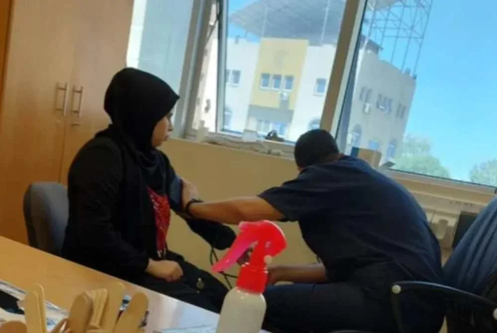 Saeda Hamden (kiri) berharap dia berada dalam senarai pemindahan 22,000 pesakit dari Gaza. Foto Agensi