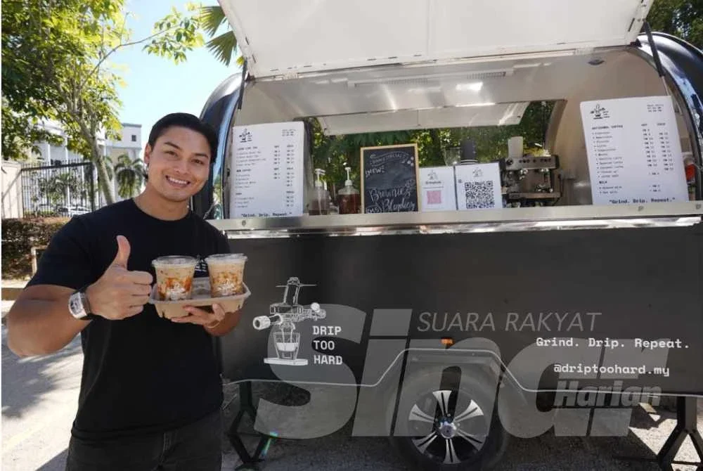 Muhammad Nuraiman menunjukkan minuman kopi yang dihasilkan di treler Drip Too Hard yang beroperasi di Kompleks Mahkamah Kuala Lumpur.