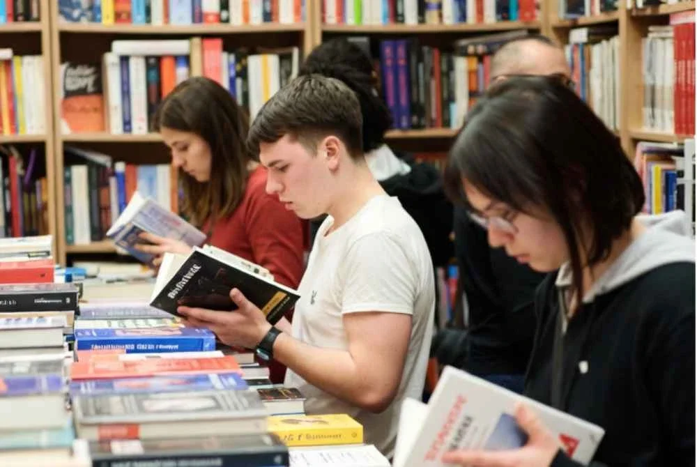 Di Malaysia, tinjauan menunjukkan majoriti membaca kurang daripada 10 buah buku setahun, itu pun termasuk buku sekolah dan buku agama. Foto dijana AI