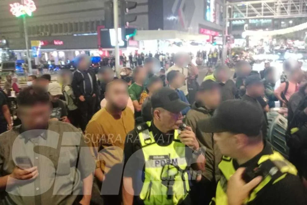 Beberapa individu dipercayai peserta himpunan Gerakan Anti Rumah Anutan Haram (GARAH) ditahan di hadapan Kompleks Membeli-Belah Sogo pada Sabtu.