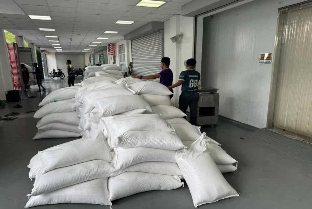 Rampasan itu dilakukan hasil maklumat risikan yang membawa kepada pemeriksaan ke atas dua buah treler sekitar jam 4 petang. FOTO: AKPS Bukit Kayu Hitam 