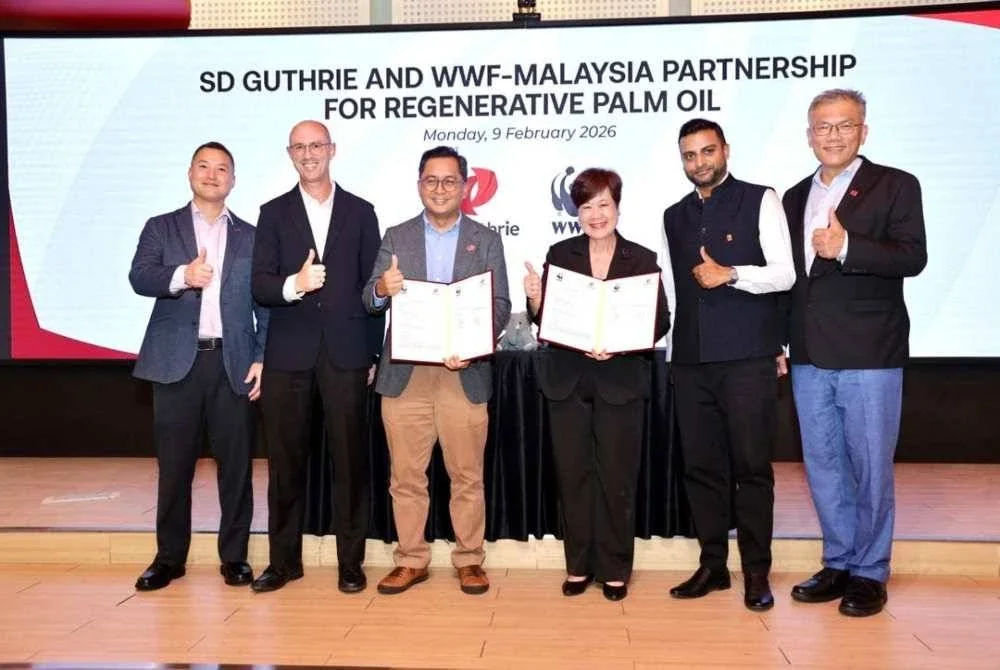 Mohd Haris (tiga dari kiri) dan Sophia (tiga dari kanan) menunjukkan kerjasama ditandatangani dalam satu majlis yang berlangsung di Kuala Lumpur baru-baru ini.