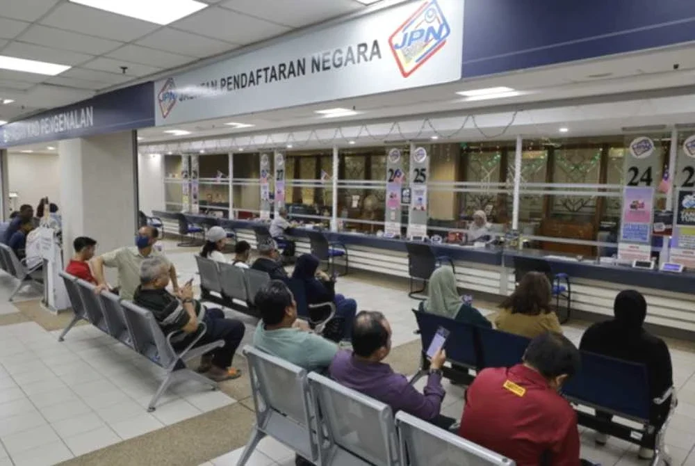 Ikhtiar yang dilakukannya bukan sekadar ‘turun naik’ pejabat JPN, tetapi turut menggunakan platform media sosial. Gambar hiasan