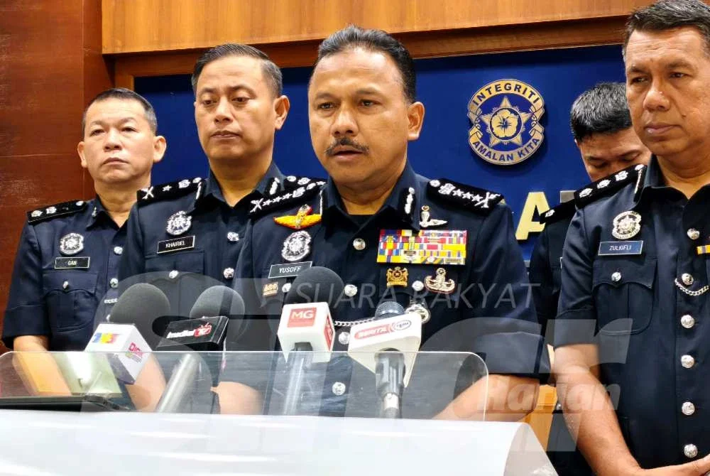 Mohd Yusoff (tengah) semasa sidang akhbar selepas merasmikan Perhimpunan Bulanan di Ibu Pejabat Polis Kontinjen (IPK) Kelantan di Kota Bharu pada Rabu.