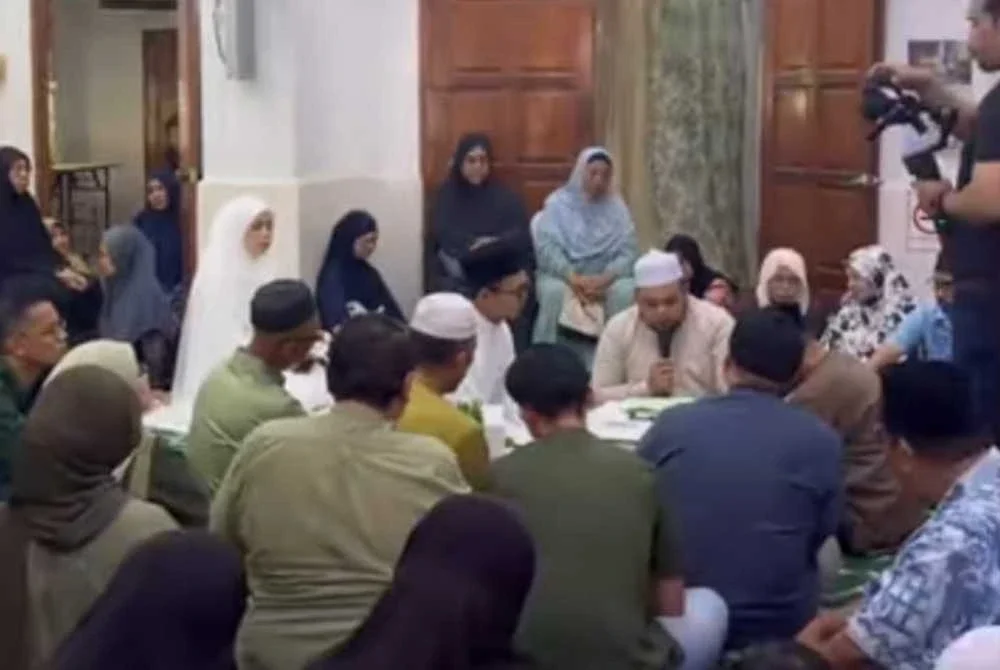 Upacara akad nikah Nurul Hazwani dengan Mohd Sharul berlangsung pada jam 9 pagi di Surau Al-Firdaus, Ampang, manakala van jenazah arwah ibunya tiba kira-kira jam 10 pagi.
