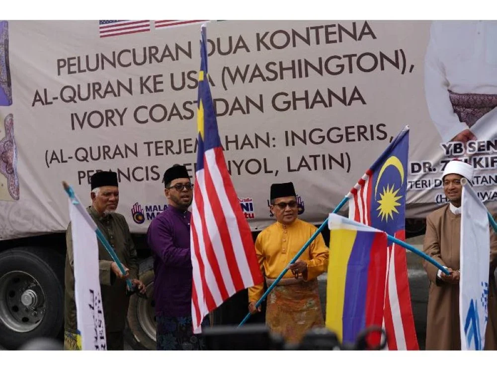 Dr. Zulkifli (dua, kiri) melakukan gimik pelepasan lori konten pada Jumaat lalu di Putrajaya.