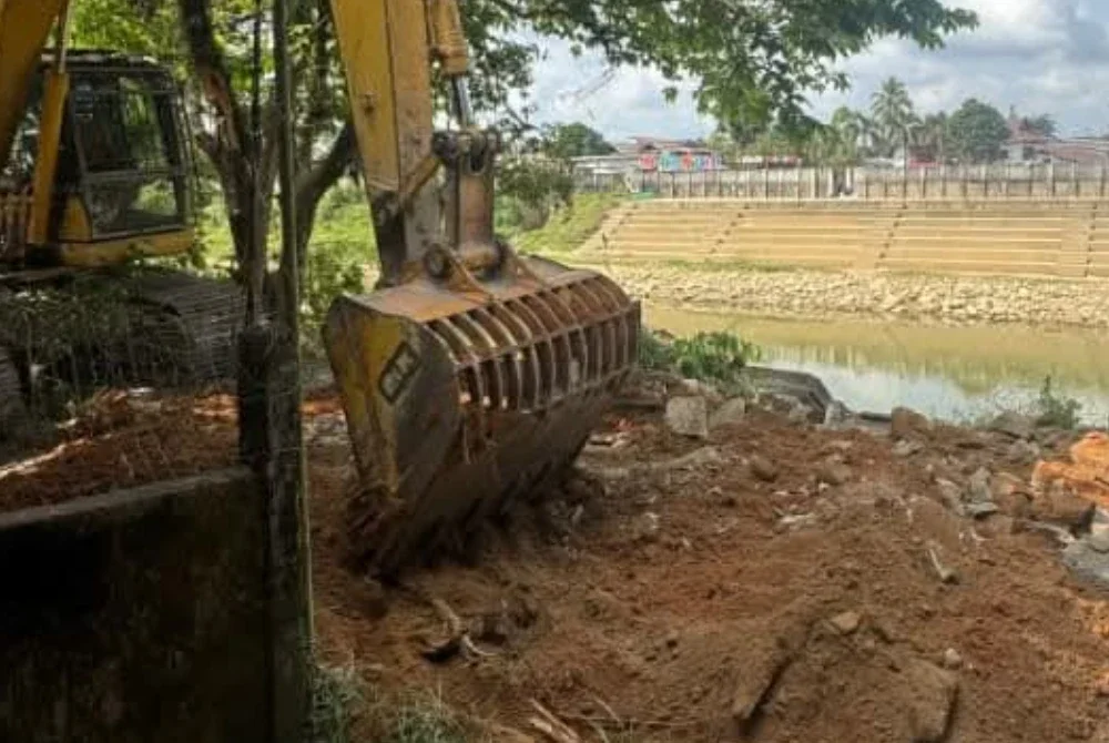 Operasi merobohkan pangkalan haram di sepanjang Sungai Golok kini memasuki fasa akhir apabila daerah Tumpat dikenal pasti sebagai lokasi berikutnya selepas Pasir Mas dan Rantau Panjang. FOTO: MKN