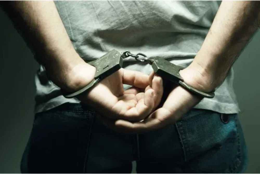 Seorang lelaki warga Indonesia dipercayai terlibat dalam 17 kes curi bateri kereta sejak Oktober lalu di sekitar Dato Senu, Sentul berjaya diberkas pada Jumaat.