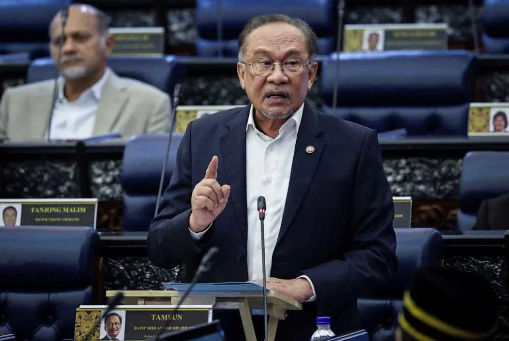 Anwar ketika sesi pertanyaan bagi jawab lisan pada Mesyuarat Pertama, Penggal Kelima Parlimen ke-15 Dewan Rakyat di Bangunan Parlimen pada Rabu. Foto Bernama