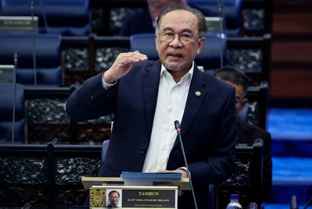 Anwar ketika sesi pertanyaan bagi jawab lisan pada Mesyuarat Pertama, Penggal Kelima Parlimen ke-15 Dewan Rakyat di Bangunan Parlimen pada Rabu. Foto Bernama