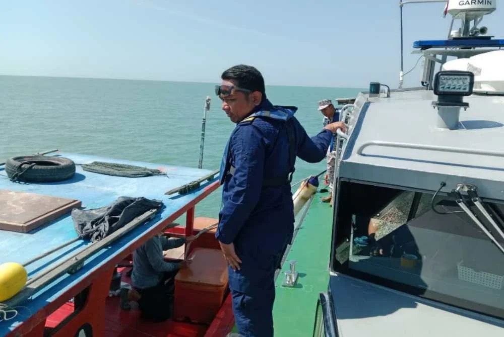 Sepanjang operasi penguatkuasaan itu, sebanyak 10 vesel nelayan tempatan diperiksa.