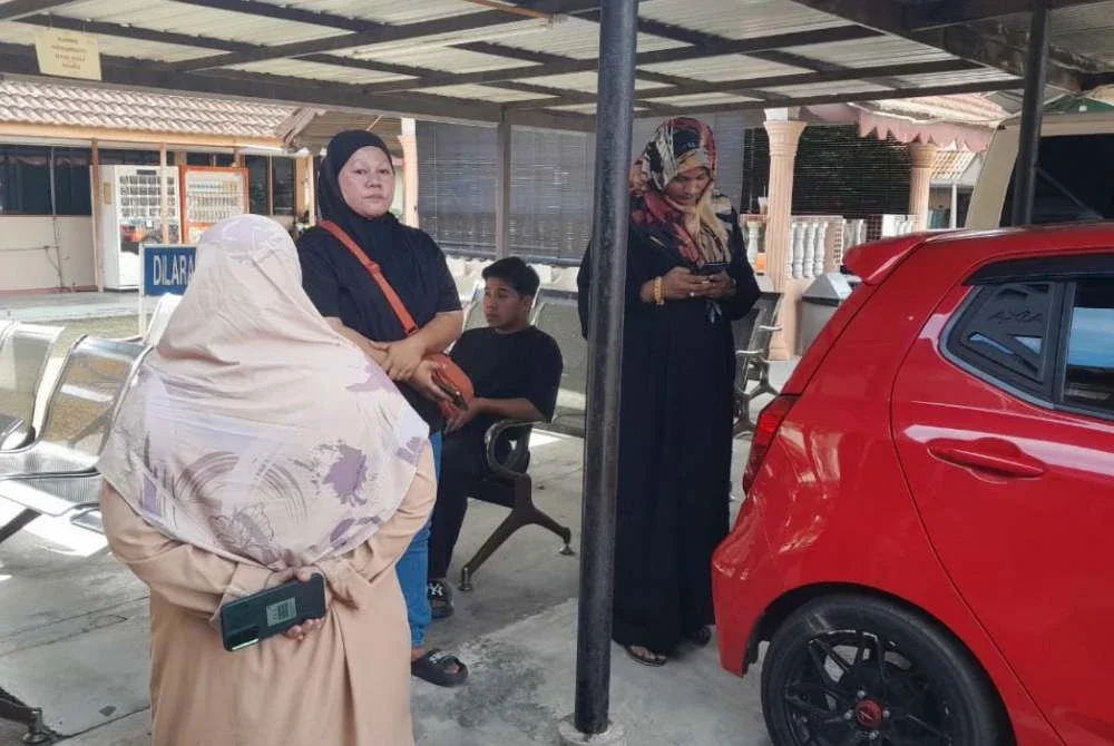 Ahli keluarga dan kenalan menunggu di Unit Forensik Hospital Kota Tinggi.