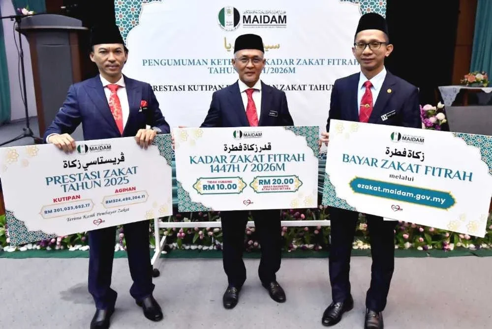 Zulkifli (tengah) merakam gambar kenangan selepas mengadakan sidang media di Jabatan Hal Ehwal Agama Islam Terengganu (JHEAT) di Kula Terengganu pada Rabu.