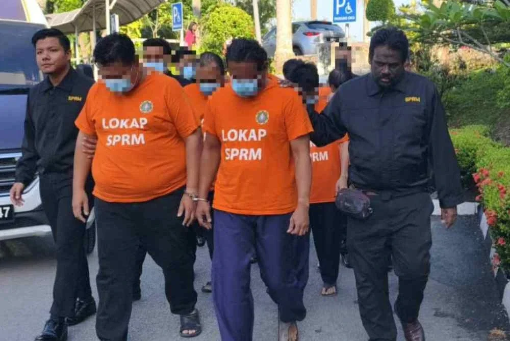 Enam pegawai dan seorang bekas pegawai penguat kuasa pihak berkuasa tempatan (PBT) direman empat hari disyaki meminta dan menerima rasuah kira-kira RM15,000 berkaitan urusan lesen perniagaan.