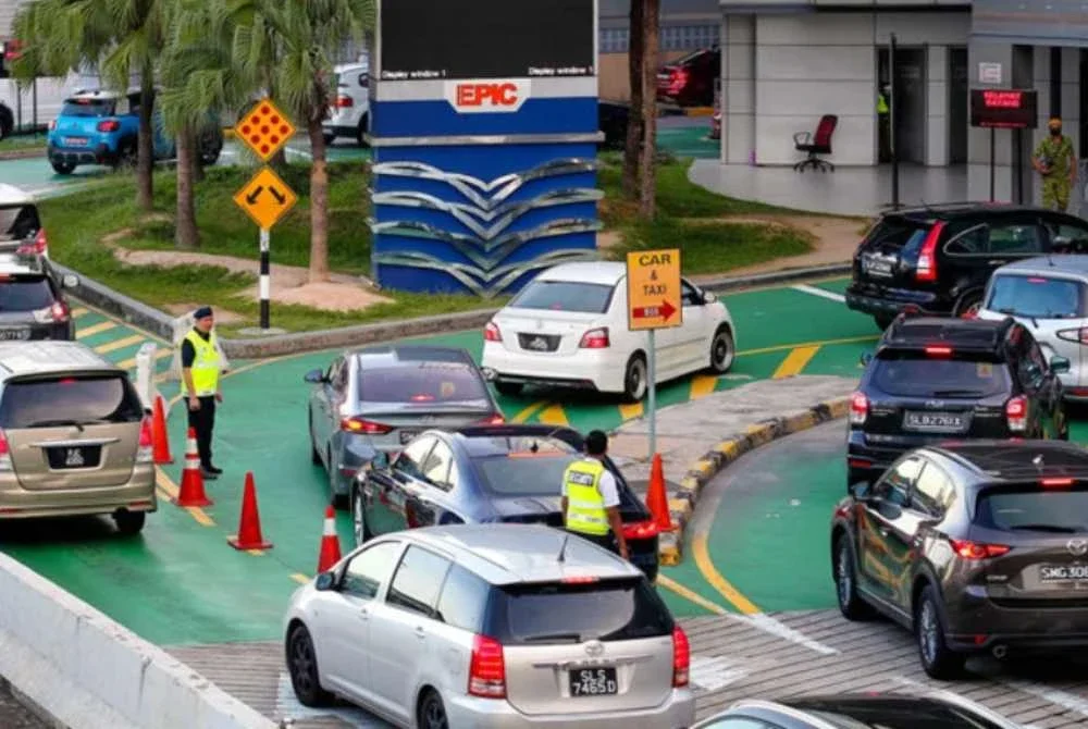 Mangsa menerima teks pesanan yang memaparkan nama pengirim 'LTA', meminta mereka menjelaskan bayaran tol yang tertunggak. Gambar hiasan