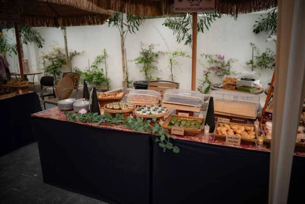 Bufet Ramadan kami juga menyediakan kuih-muih tradisional yang dibekalkan oleh penduduk kampung. 