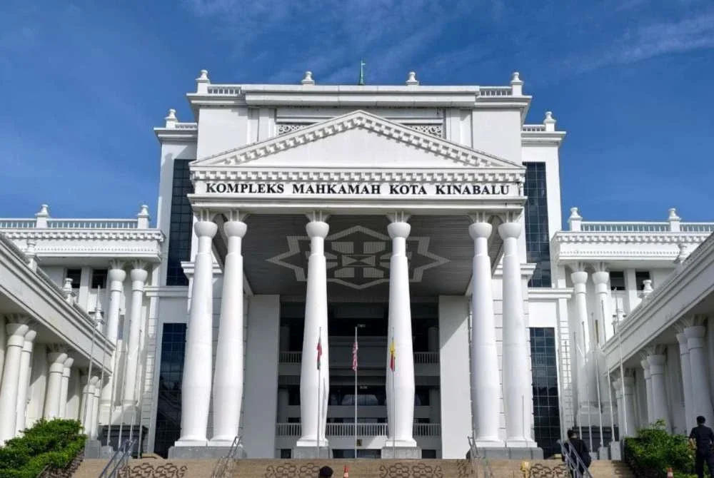 Mahkamah Tinggi Kota Kinabalu diberitahu saksi bahawa watak yang sepatutnya dilakonkan oleh beliau dalam demonstrasi enam tahun lalu di Kem Lok Kawi telah diambil oleh Allahyarham Leftenan Kolonel Mohd Zahir Armaya.